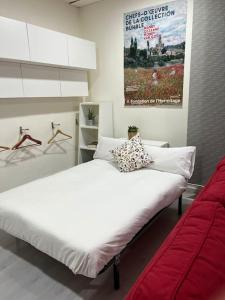 1 dormitorio con 1 cama blanca grande y 1 sofá rojo en Alojamiento privado en casa de montaña en Matadepera