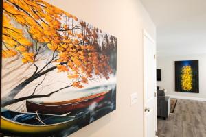 ein Bild eines Bootes an der Wand in einem Wohnzimmer in der Unterkunft The Artist Retreat in Asheville