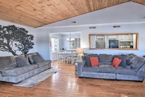 sala de estar con 2 sofás y comedor en New Hampshire Home with Private Beach, Dock and Rafts!, en Barnstead