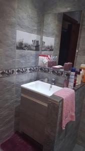 La salle de bains est pourvue d'un lavabo et d'un miroir. dans l'établissement Bel appartement quartier Bourgogne, à Casablanca