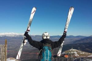 a person holding up their skis on top of a mountain at Disfruta de LaCerdanya en "Casa Egipcia" in La Molina