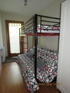 a bedroom with two bunk beds in a room at Disfruta de LaCerdanya en "Casa Egipcia" in La Molina