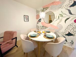 jadalnia ze stołem, krzesłami i lustrem w obiekcie La Suite ALOHA, Elegant & Cosy w Beauvais