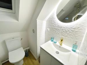 biała łazienka z toaletą i umywalką w obiekcie La Suite ALOHA, Elegant & Cosy w Beauvais +14 zdjęć