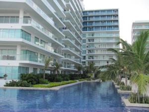 una piscina frente a un gran edificio en Apartamento Morros Ultra 511, en Cartagena de Indias