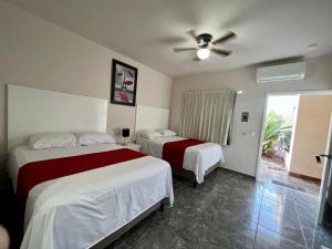 En eller flere senge i et værelse på Hotel Dayve