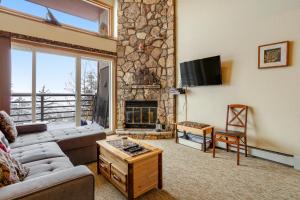 sala de estar con sofá y chimenea en Buffalo Village 402, en Silverthorne