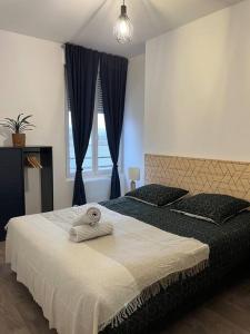 sypialnia z 2 łóżkami i ręcznikami w obiekcie Le Clos w Épernay