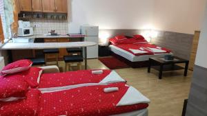 Posteľ alebo postele v izbe v ubytovaní Kettő Ciprus Apartman