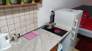 Kuchyňa alebo kuchynka v ubytovaní Kettő Ciprus Apartman