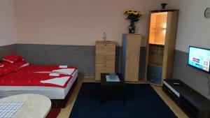 Posteľ alebo postele v izbe v ubytovaní Kettő Ciprus Apartman