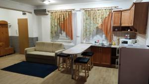 Kuchyňa alebo kuchynka v ubytovaní Kettő Ciprus Apartman