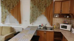 Kuchyňa alebo kuchynka v ubytovaní Kettő Ciprus Apartman