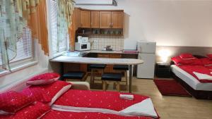 Kuchyňa alebo kuchynka v ubytovaní Kettő Ciprus Apartman