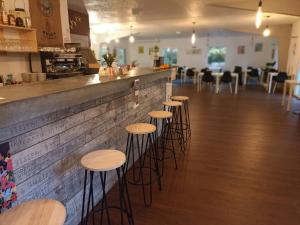 Reštaurácia alebo iné gastronomické zariadenie v ubytovaní Les cabanes de l'île aux oiseaux Guern