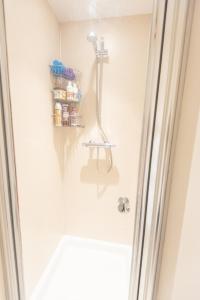 W łazience znajduje się prysznic ze szklaną kabiną prysznicową. w obiekcie Bright, fresh, renovated 3 bedroom apartment in the heart of Montrose w mieście Angus