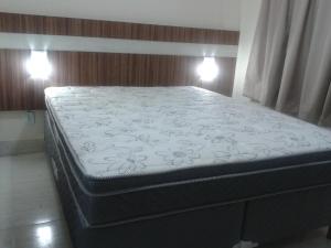 1 cama grande en un dormitorio con 2 luces en L'acqua DiRoma - Gran Caldas Reservas, en Caldas Novas