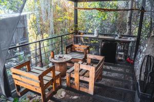 Rõdu või terrass majutusasutuses Warehouse Hostel Koh Tao