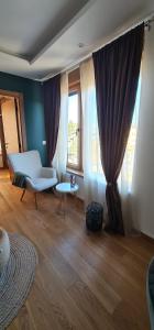A seating area at Avram