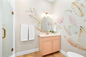 un bagno con lavandino e specchio di Luxury Beach House 3 Blocks from the Beach with Hot Tub a Fire Pit Outdoor Oasis a Cape Canaveral Altre 47 foto