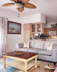 sala de estar con sofá y mesa en Old Town Suites, en Key West