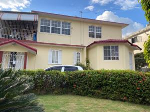 una casa con un coche aparcado delante de ella en Russell Heights Vacation Home, en Kingston