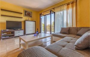 a living room with a couch and a tv at Gorgeous Apartment In Medulin With Kitchen in Medulin