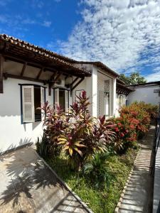 una casa blanca con algunas plantas delante de ella en Casarão Central en Carolina