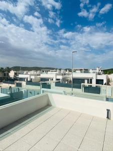 una vista desde el techo de un edificio en vistabella golf maui en Alicante