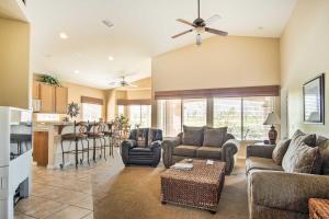 Χώρος καθιστικού στο Indio Golf Abode on Fairway with Country Club Perks