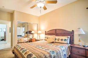 Ένα ή περισσότερα κρεβάτια σε δωμάτιο στο Indio Golf Abode on Fairway with Country Club Perks +17 φωτογραφίες