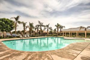 Πισίνα στο ή κοντά στο Indio Golf Abode on Fairway with Country Club Perks