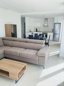 sala de estar con sofá y mesa en vistabella golf maui en Alicante