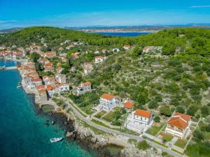 una vista aerea di una città su un'isola in acqua di Mini kamp Perla a Prvić Luka (Provicchio)