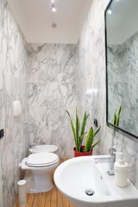 bagno con lavandino, servizi igienici e specchio di SAVOIA & CAVOUR _ Premium Signature _ a Bari