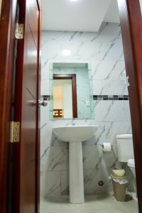 アヤングエにあるHOTEL SEAHORSE AYANGUEのバスルーム(洗面台、鏡付)