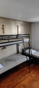 two bunk beds in a room with a wooden floor at La vita e bella in Saint-Jean-Pied-de-Port