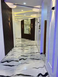 um corredor com piso em mármore num edifício em Clique Court Hotel & Suite em Opete