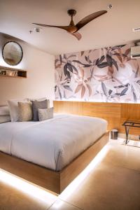 a bedroom with a large bed with a flowery wall at Hotel Casona del Porvenir in Cartagena de Indias