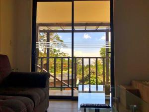 uma sala de estar com uma grande porta de vidro para uma varanda em Casa Vistas del Conde em Heredia