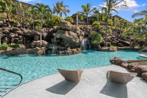 uma piscina com cascata num resort em Ho'olei Garden View by Coldwell Banker Island Vacation em Wailea