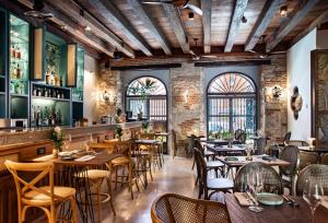 a restaurant with tables and chairs and a bar at Hotel Casona del Porvenir in Cartagena de Indias
