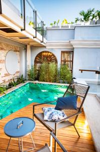 una piscina en medio de una casa en Hotel Casona del Porvenir, en Cartagena de Indias