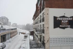 科帕奧尼克的住宿－President Kop Alex，雪上标有标志的建筑