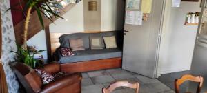 a small room with a bed and two chairs at La vita e bella in Saint-Jean-Pied-de-Port