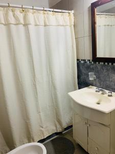 La salle de bains est pourvue d'un rideau de douche et d'un lavabo. dans l'établissement Casa en San Pedro, à San Pedro