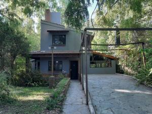 una casa con una entrada delante de ella en Casa en el delta con acceso terrestre en Belén de Escobar