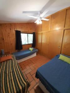 Ένα ή περισσότερα κρεβάτια σε δωμάτιο στο Casa en el delta con acceso terrestre