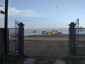 una puerta en la playa con coches aparcados en la playa en LA ASCENSIÓN PASO DE LA PATRIA en Paso de la Patria