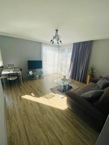 una sala de estar con un sofá y una mesa en Apartament Prezydent, en Gorzów Wielkopolski